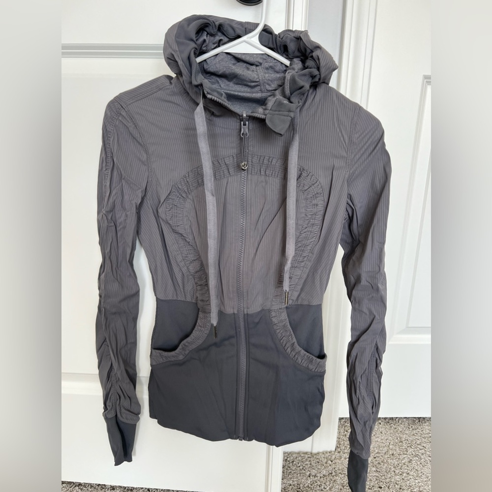 Lululemon Dance Studio Jacket III in Soot Light size 4